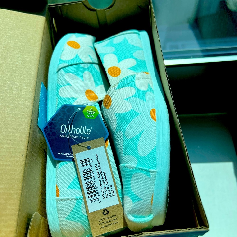Toms flats (size 8) brand new, multi color